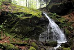 GEOLOGICZNE ATRAKCJE DOLINY SĘKÓWKI GEOLOGICKÉ ATRAKCIE DOLINY RIEKY SĘKÓWKA Bodaki. Osuwisko Czartoryje. / Bodaki. Zosuv Czartoryje. Fot. A. Piecuch Ropica Górna. Wodospad na potoku Wołosiec.
