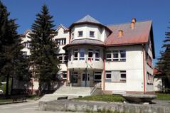 Gorlice. Wychodnie piaskowca na zboczu Góry Parkowej. Gorlice Výstupy pieskovca na svahu vrchu Góra Parkowa. Fot. A. Piecuch Park miejski w Gorlicach. Odsłonięcia piaskowców płaszczowiny śląskiej.