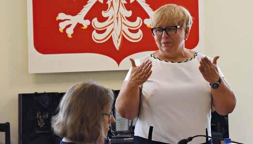 ustroju szkolnego. Co z gimnazjami? Swoją działalność zakończą z dniem 31 sierpnia 2017 r. Gimnazjum im. Unii Europejskiej włącza się do Szkoły Podstawowej w Lutomi Dolnej. Gimnazjum im. Szarych Szeregów włącza się do Szkoły Podstawowej im.