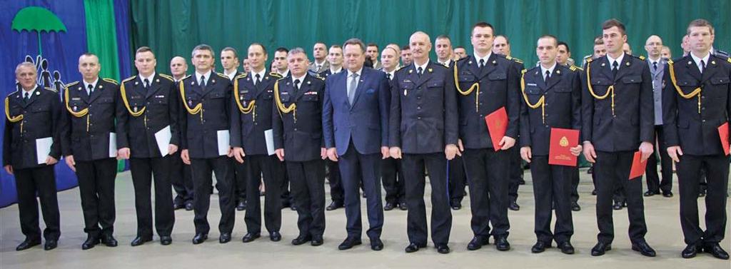 Już po 5 minutach na miejscu stawiły się zastępy Ochotniczej Straży Pożarnej z Szumowa. Po ok.