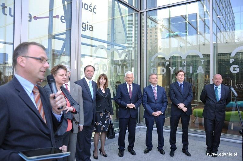 13.00 Profesor Jerzy Buzek, Prezydent Wojciech Szczurek z grupą gości wchodzą do "starej" łukowej części Pomorskiego Parku