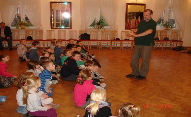 Część I Zapoznanie uczniów z celem zajęć. Wspólne odśpiewanie hymnu Polski. Wprowadzenie: Mottem dzisiejszej uroczystości są słowa: Jedną drogą dziś wszyscy idziemy.