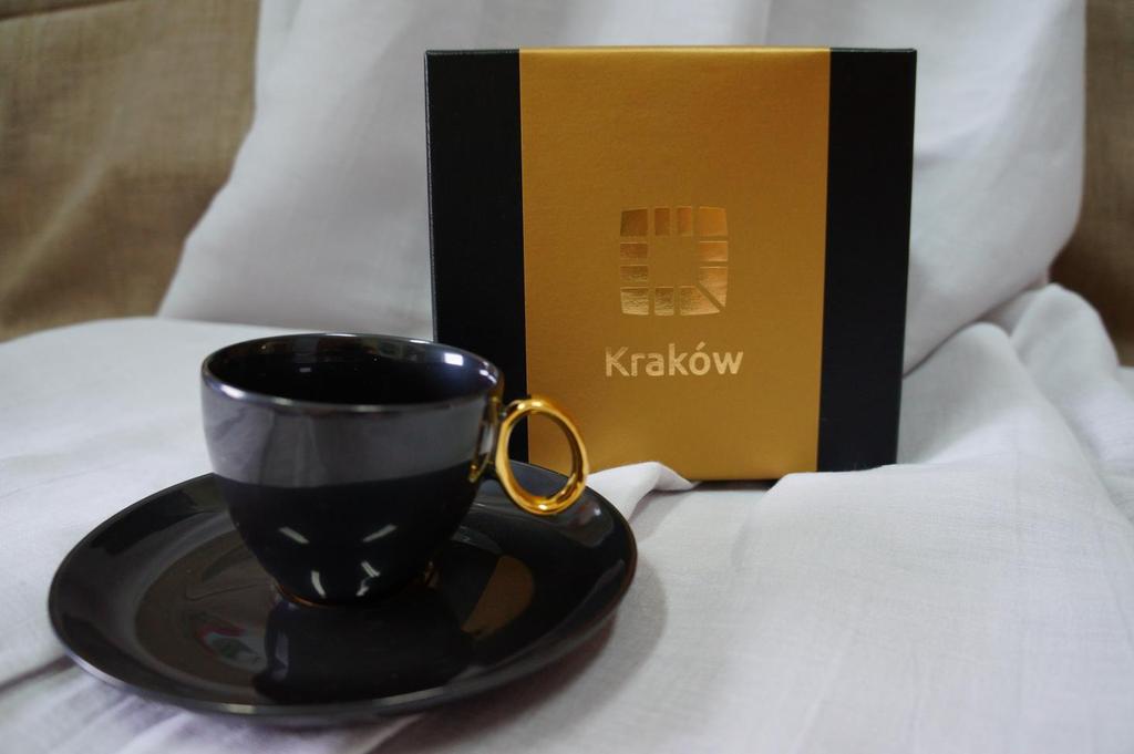 Ofiarodawca: Pan Jacek Majchrowski Prezydent Miasta Krakowa Filiżanka z Zakładów Porcelany w Ćmielowie
