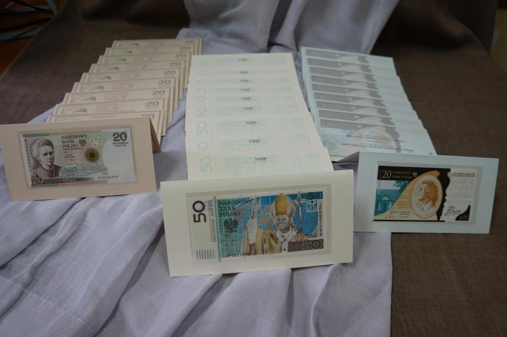 Ofiarodawca: Pan Adam Glapiński Prezes Narodowego Banku Polskiego Dziesięć banknotów kolekcjonerskich "Jan Paweł II" o nominale 50 zł, dziesięć banknotów "200.