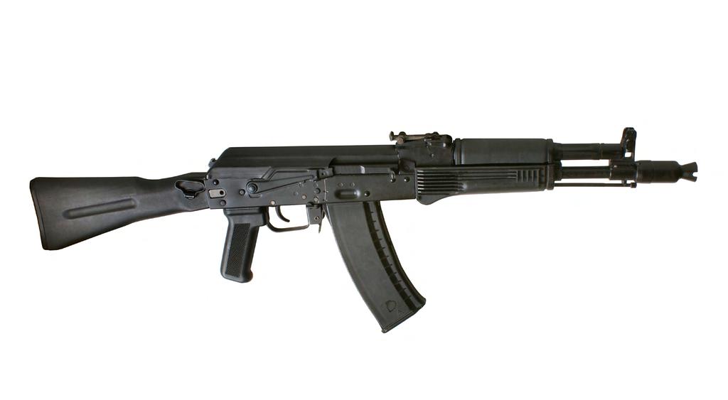 Przykład broni bojowej: Kałashnikov AK-105 Wśród terminologii zdefiniowanej w PN w ogóle nie występuje pojęcie broni bojowej, do tej kategorii należy odnieść zdefiniowane tamże pojęcia broni