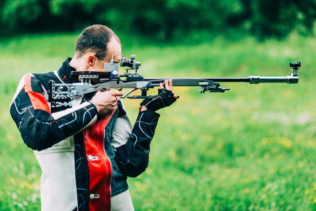 Przykład broni sportowej używanej podczas zawodów strzeleckich. W efekcie przyjąć należy, że: 1.