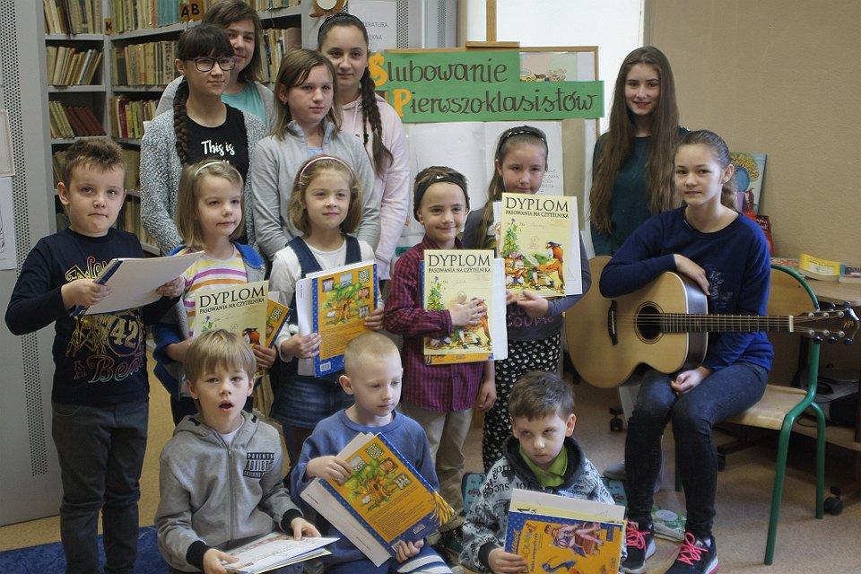 Uczniowie klasy I zostali honorowymi czytelnikami biblioteki szkolnej. W obecności uczennic z aktywu bibliotecznego zostali mianowani rycerzami książki.