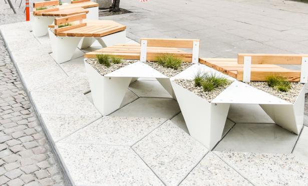 Standardowe elementy małej architektury stosowane w Gdyni Parklet przy ul.