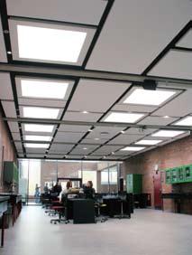 firmy produkty technologie Sala przedszkolna. Sufit dźwiękochłonny Ecophon Focus TM Lp zamontowany na całej powierzchni pomieszczenia.
