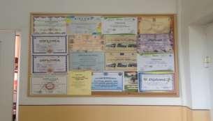 Sport diplomas on the school wall in Girișul de Criș (photo Laura Ardelean) The older students in the 8th grade were taken to the factories in Oradea to see how the work is done (for example, at