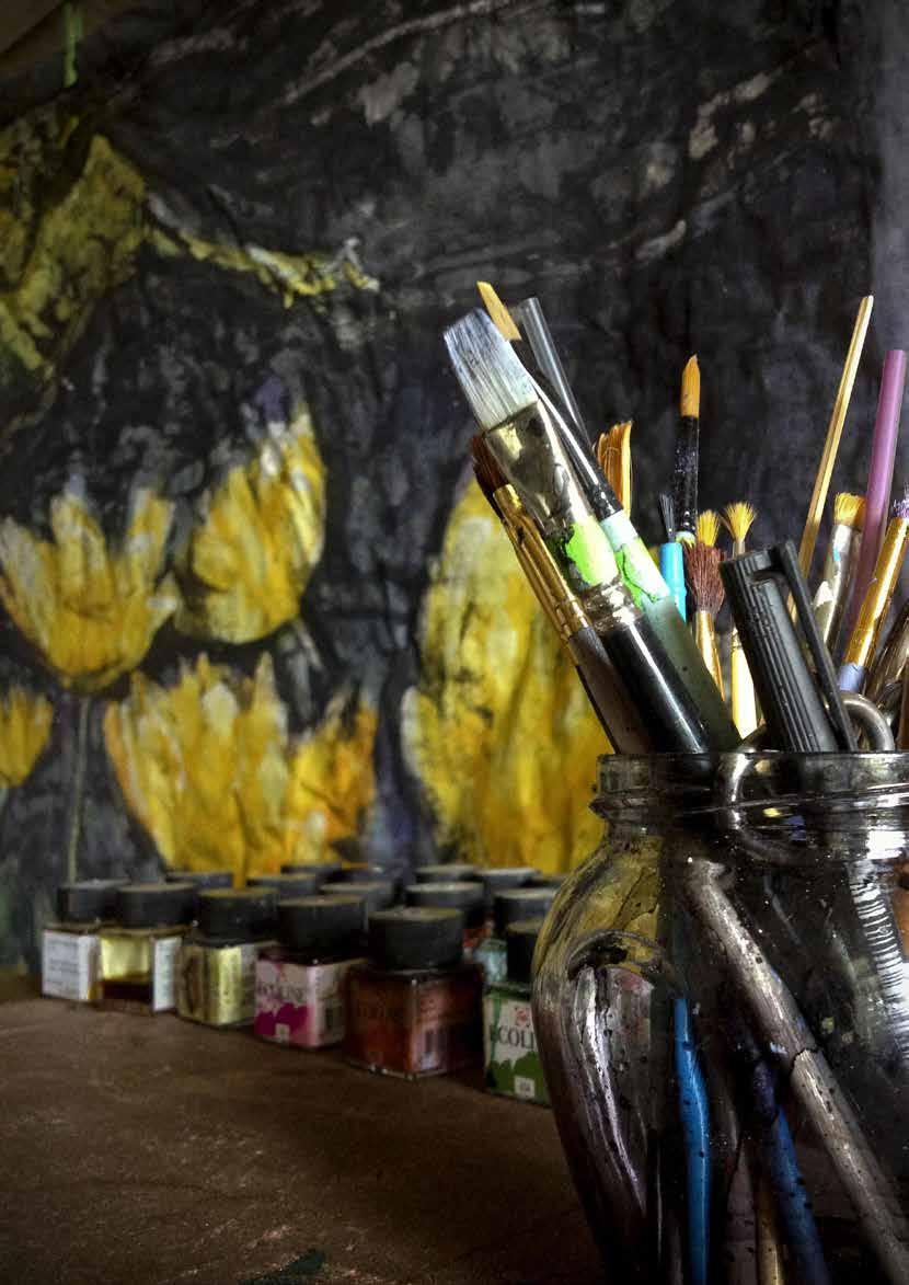 Batik zrodził się w miejscach odległych i egzotycznych. Znany był już w starożytności technikę tę stosowano w Egipcie, Indiach, Chinach czy Japonii.