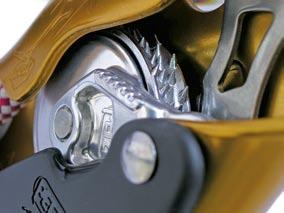 Lista części zamiennych jest dostępna na www.petzl.com ASAP B71 Przesuwny przyrząd autoasekuracyjny Stosowany na linie asekuracyjnej.