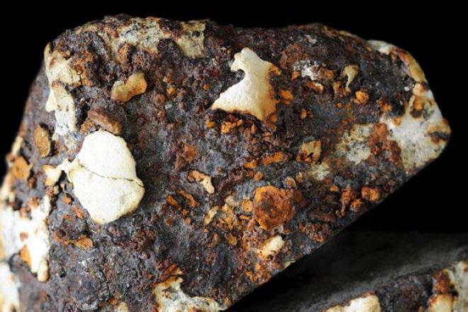 zawiera on ziarna metalu z dużą zawartością niklu, wobec czego Chris Salter z Oxford University uznał, że może to być meteoryt.