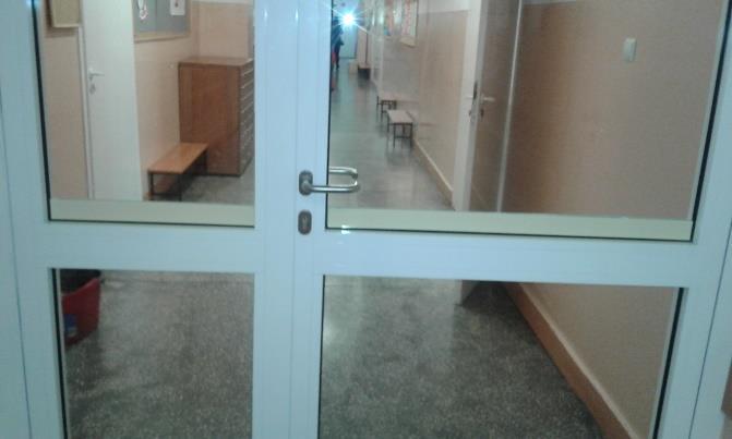 Zaleca się kontrastowe oznaczenie szklanych drzwi