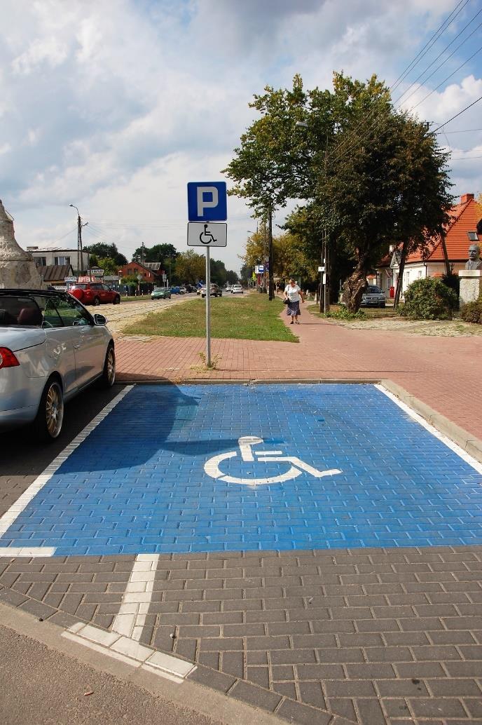 23. Zaleca się, jeśli istnieje taka możliwość, wyznaczenie miejsc postojowych dla osób z niepełnosprawnością bliżej budynku GCKiS: miejsce z oznaczeniem poziomym (P-24) i pionowym (D-18 lub D-18b z
