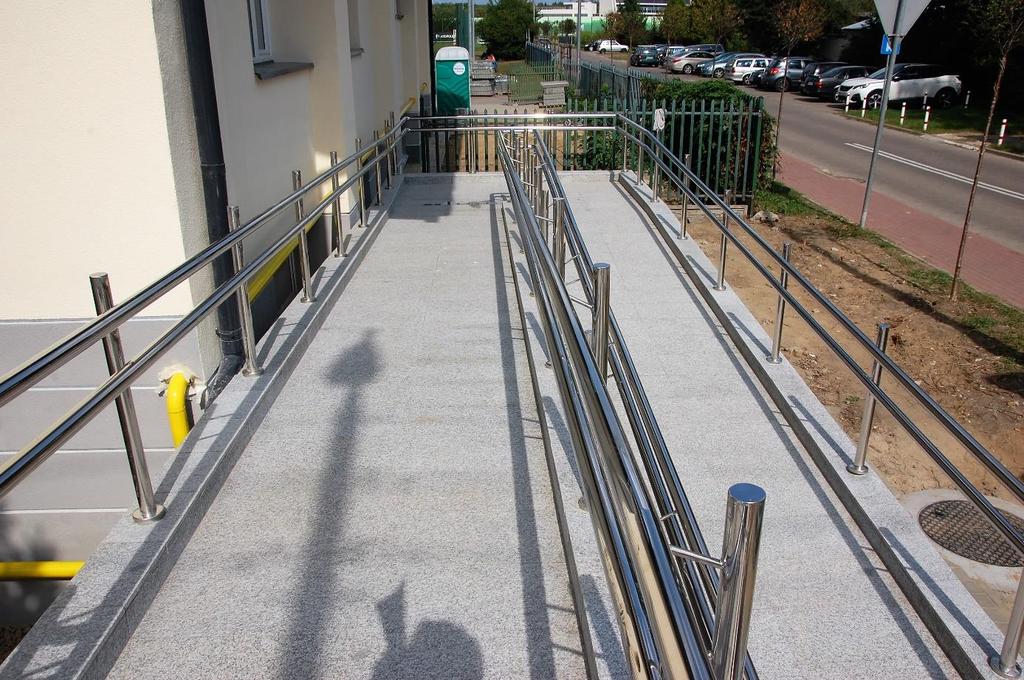 8. Zaleca się oznaczenie w budynku GCKiS pierwszego i ostatniego stopnia każdego biegu schodów zewnętrznych w sposób kontrastowy.
