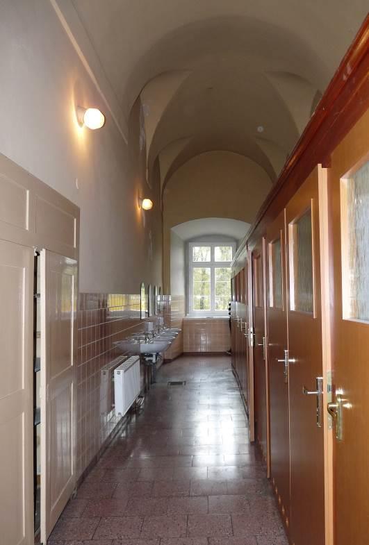 Stan sprzed badań pomieszczenie 13c widok w kierunku wschodnim. Stan sprzed badań pomieszczenie 13c widok w kierunku zaschodnim. SUFIT/SKLEPIENIE PODŁOGA STOLARKA DREWNO (Lago 50).