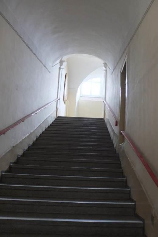 Stan sprzed badań pomieszczenie K/1 widok w kierunku wschodnim z parteru Stan sprzed badań pomieszczenie K/1 widok w kierunku południowo zachodnim ze spocznika PODŁOGA