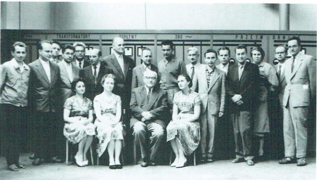 Pracownicy Katedry Maszyn Elektrycznych i Transformatorów w 1963r. Od lewej: T.Janowski, T.Latocha, K.Zakrzewski, M.Dąbrowski, J.Turowski, J.Kulikowski, T.Koter, M.Jabłoński, Z.Kopczyński, W.