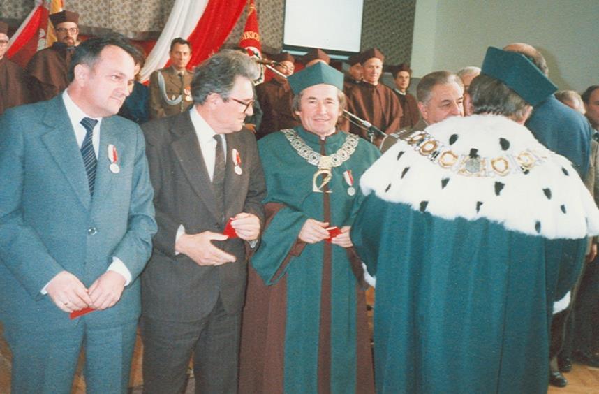 Medal Komisji Edukacji Narodowej podczas inauguracji roku akademickiego otrzymują (od lewej): dr inż. Bolesław Horyński, dr Franciszek Jabłoński, prof. dr Tadeusz Janowski, płk. Junak.