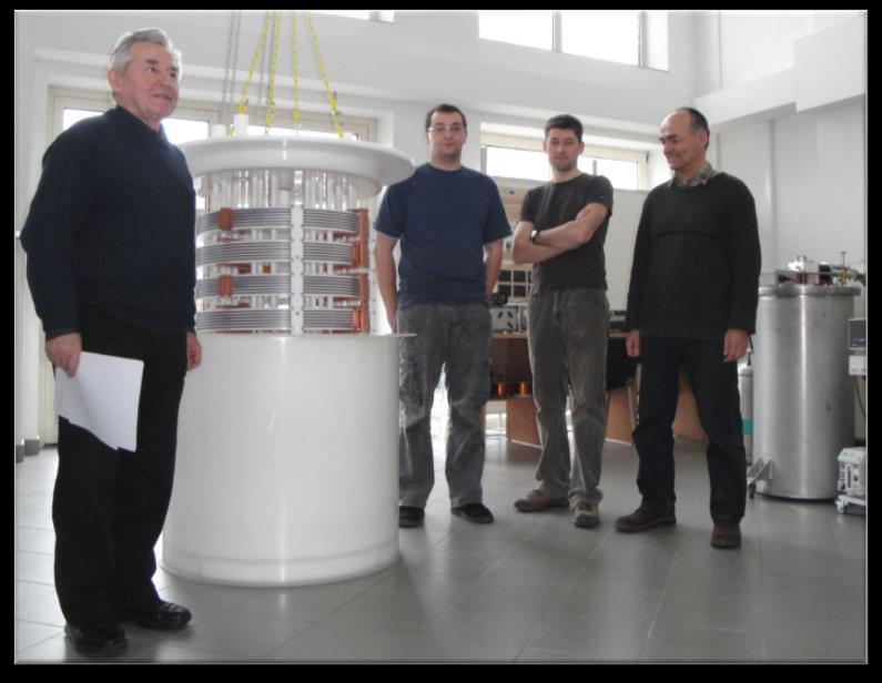 2001 Profesor Tadeusz Janowski obok nadprzewodnikowego ogranicznika prądu SFCL w towarzystwie pracowników Pracowni Technologii Nadprzewodnikowych, od lewej: Michał Majka,