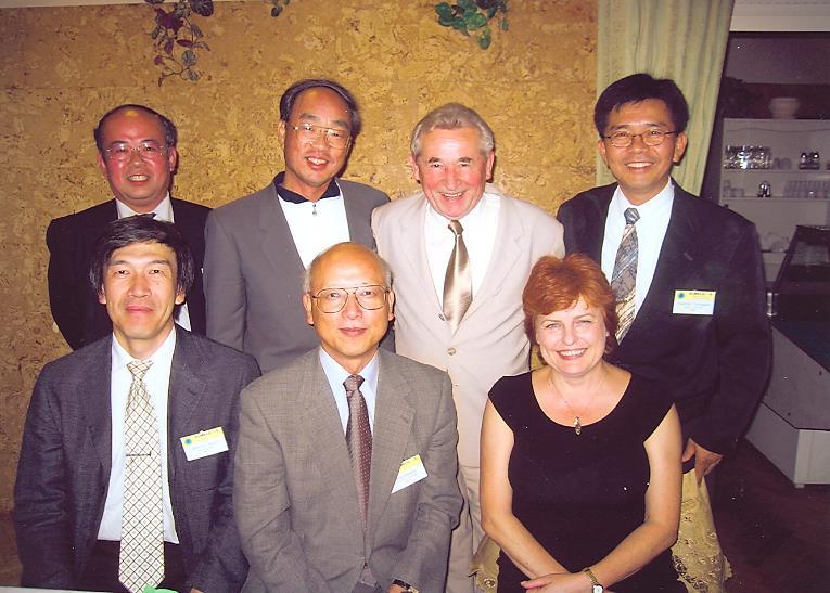 Wizyta naukowców z Japonii w Instytucie.Siedzą od lewej: Shin-ichi Aoqui (Sojo University), Kenji Ebihara (Kumamoto University), Henryka Stryczewska.