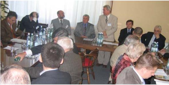 Sesje inauguracyjną Seminarium WZEE prowadził prof. T. Janowski. Po lewej: rektor PL prof. J. Kuczmaszewski i przewodniczący ZG PTETiS prof. K. Kluszczyński. Po prawej: prorektor PL prof. A.