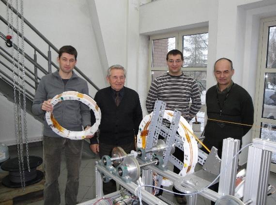 Prof. Tadeusz Janowski wraz pracownikami Pracowni Technologii nadprzewodnikowych, od lewej: