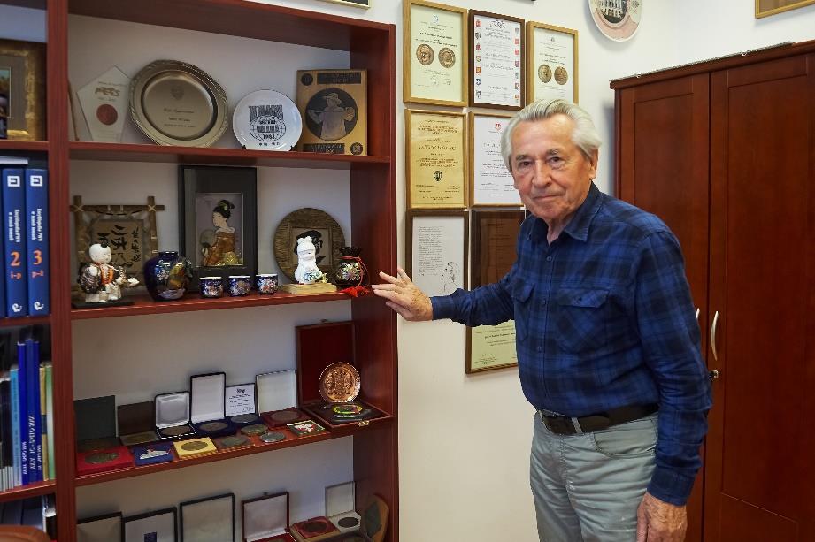 Profesor Janowski w swoim gabinecie Profesor otrzymał również liczne
