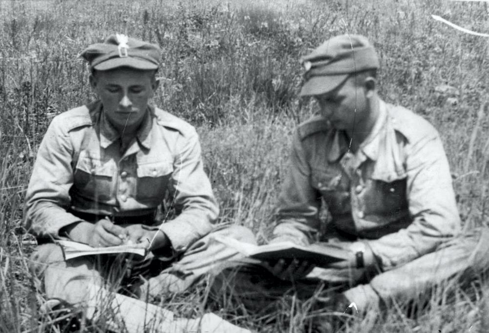rozpoczął studia na Wydziale Elektrycznym