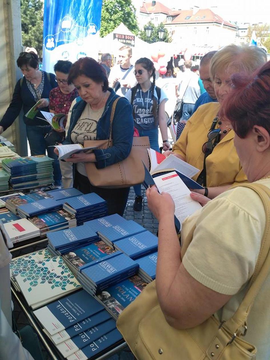 BYŁY PUZZLE, SYRIUSZ, KOLOROWANKI I ŁAMIGŁÓWKI, WSPÓLNE ŚPIEWANIE HYMNÓW - TAK WYGLĄDAŁO 2.