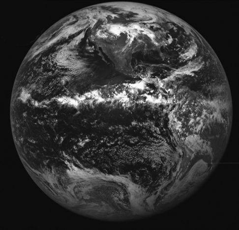 część Oceanu Indyjskiego i znaczne obszary Azji Południowo-Wschodniej. Strefa wiatrów zachodnich widać przecinki z chmur fronty atmosferyczne. Strefa podwyższonego ciśnienia, mało chmur!