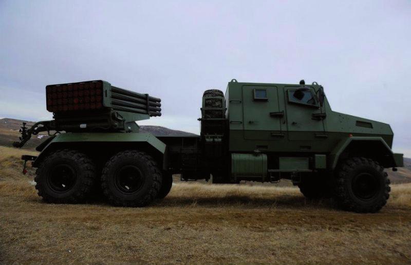 188 I r a k l i M a t c h a r a s h v i l i Tydzień później, 30 marca, na poligonie wojskowym Vaziani zaprezentowano nową, 40-lufową, 122 mm wyrzutnie rakiet niekierowanych, na opancerzonym podwoziu