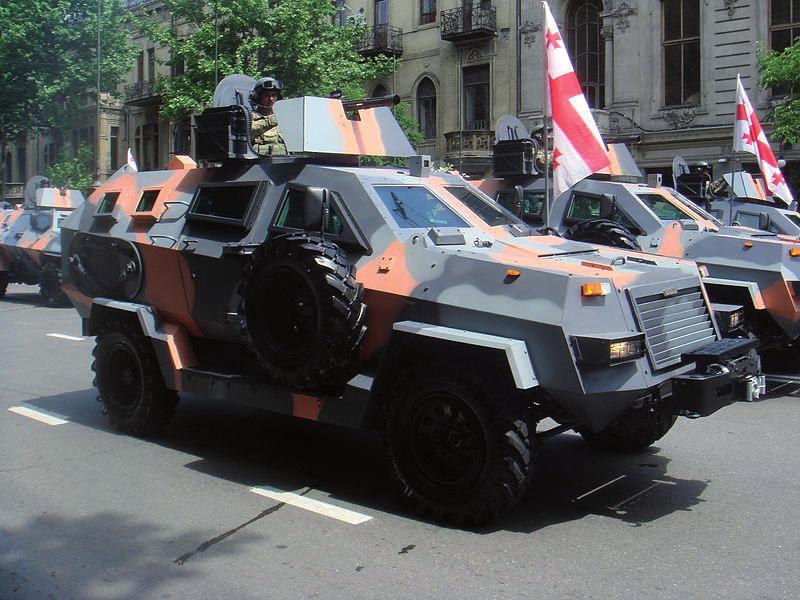 , kilka dni przed kolejną paradą wojskową, w sieci pojawiły się zdjęcia kolejnego, sześciokołowego modelu transportera