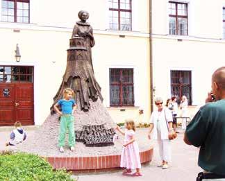 Nad tarczą umieszczono inicjał imienia starościny, czyli A oraz literę P princeps.