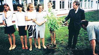 Od początku roku szkolnego rozpoczęto planową i intensywną pracę zmierzającą do nadania placówce imienia. Szukano wśród osób związanych z regionem, a jednocześnie godnych naśladowania przez młodzież.