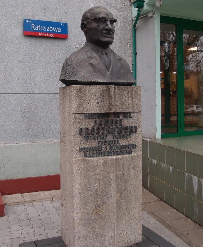 15 Popiersie Janusza Groszkowskiego przed budynkiem