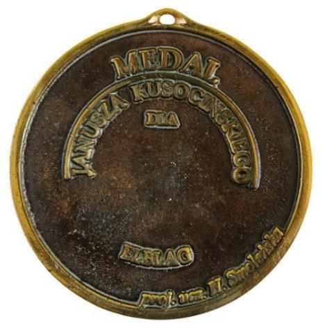 Na awersie okazałego medalu o średnicy 81 mm, wykonanego w mosiądzu, umieszczono herb Elbląga (odwrócony), niżej SP25,, wyżej łukiem: NAJLEPSZEMU, Wokoło schematyczne postaci dzieci.