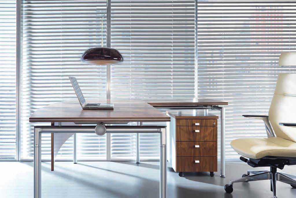 10/11 : lightness Lekkość konstrukcji i uniesiony blat biurka sprawiają, że światło znakomicie wydobywa jego zalety.