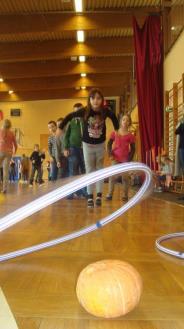 SCENARIUSZ TURNIEJU SPORTOWO - REKREACYJNEGO DLA KLAS II III Z OKAZJI SZKOLNEGO ŚWIĘTA OWOCOWY ZAWRÓT GLOWY (I edycja) Data: 06.11.15 r. CELE OPERACYJNE: Rozwijanie aktywności ruchowej.