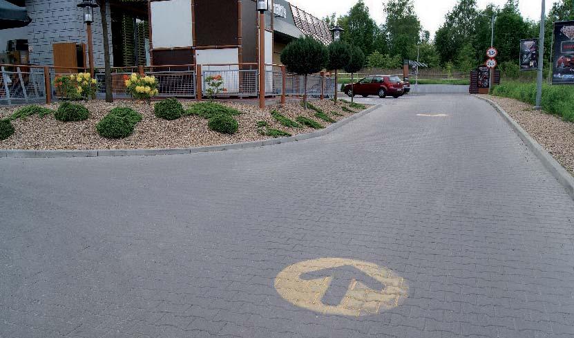 B1 W ŚRODOWISKU MIEJSKIM... Charakterystyczny i rozpoznawalny kształt kostki B1 obecny jest na powierzchniach dróg, parkingów i chodników.