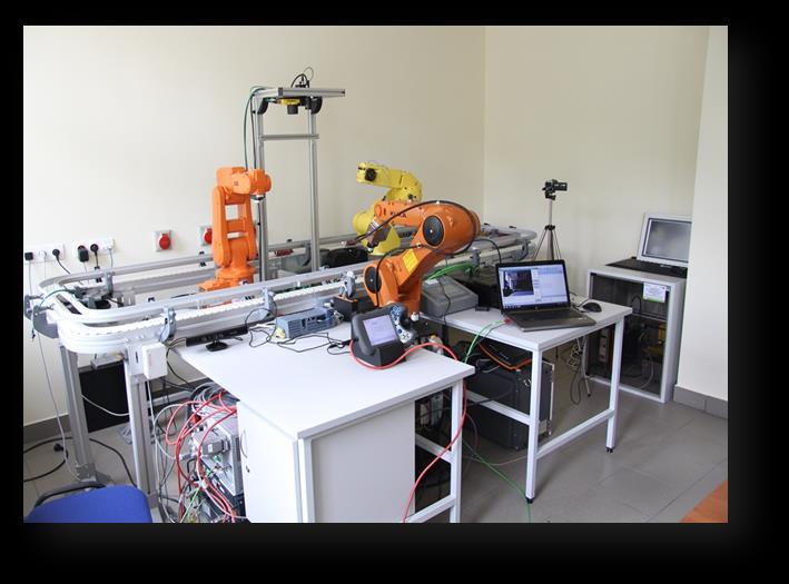 Drugi robot, dzięki zastosowaniu systemu wizyjnego, pozwala na pobieranie nieuporządkowanych detali i składowanie ich na elektropneumatycznych stołach odstawczych.