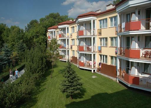 Najwięcej hoteli znajduje się w powiecie i m. Kielce - 16 (31,4% wszystkich hoteli w ewidencji). W powiatach: kazimierskim, pińczowskim i włoszczowskim brak hoteli. W 2007 r.