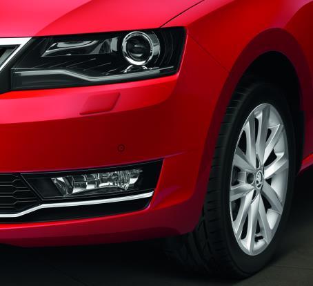 WARTOŚCI 3 950 ZŁ Radio SWING z Bluetooth ŠKODA Surround i dwa dodatkowe głośniki z tyłu Trójramienna skórzana wielofunkcyjna kierownica