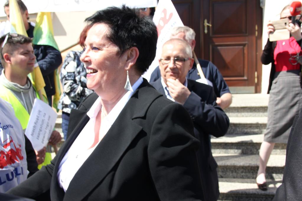 Starosławska złożyła odwołanie i otrzymała odszkodowanie, jednak sąd nie uwzględnił wniosku o przywrócenie do pracy.
