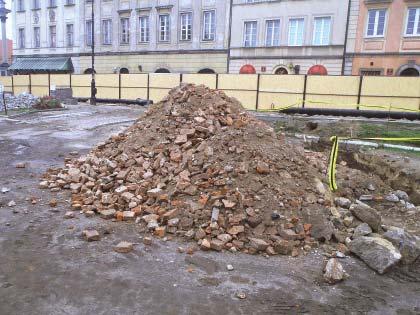GEOINŻYNIERIA Geoinżynieria Fot. 4. Fot. 5. Zalegające pod powierzchnią grunty antropogeniczne Fot. 6. Miąższość utworów antropogenicznych pod powierzchnią terenu waha się od 1,5 do 3,5 m.