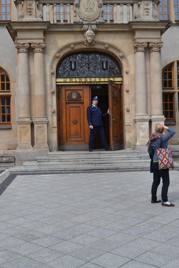 Witamy w gmachu UAM. Ale zajęcia zaczynają się za tydzień Miasto jest istotnym węzłem drogowym i kolejowym, funkcjonuje tu również międzynarodowy port lotniczy.