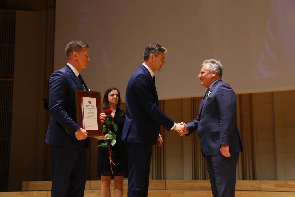 Marszałek Adam Jarubas, wręczając wraz z przewodniczącym Sejmiku Arkadiuszem Bąkiem, byłemu prezydentowi Odznakę Honorową Województwa Świętokrzyskiego dziękował za jego udział w batalii o samodzielny