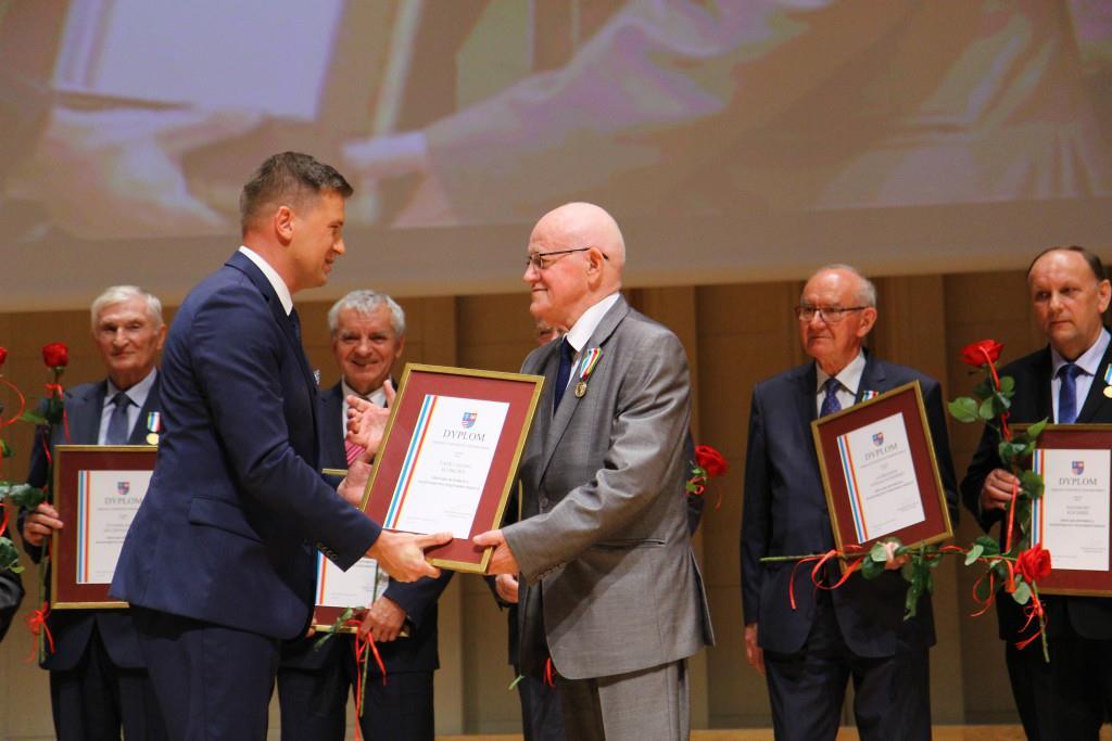 Gdyby nie veto pana Prezydenta Kwaśniewskiego, Ziemia Świętokrzyska byłaby dzisiaj na zupełnie innym etapie rozwoju jako część wielkiej Małopolski, a może podzielona pomiędzy Małopolskę i Mazowieckie.