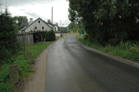 Odcinek w km 0+000 do 1+030 posiada nawierzchnię z betonu asfaltowego w złym stanie technicznym, odwodnienie odcinka wykonywane jest za pomocą istniejących rowów w złym stanie technicznym.